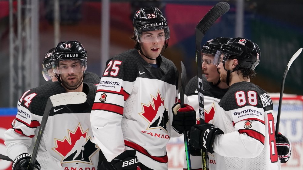 Kanadský talent Owen Power (uprostřed) by se měl stát jedničkou nadcházejícího draftu NHL
