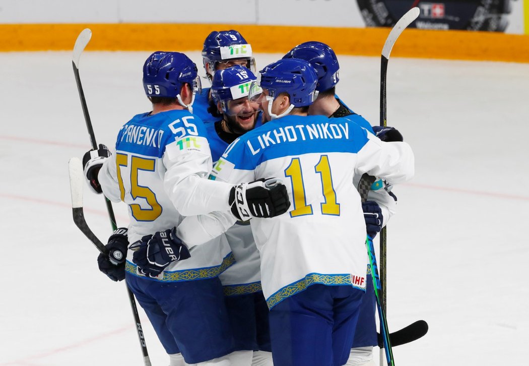 Hokejisté Kazachstánu oslavují vstřelený gól