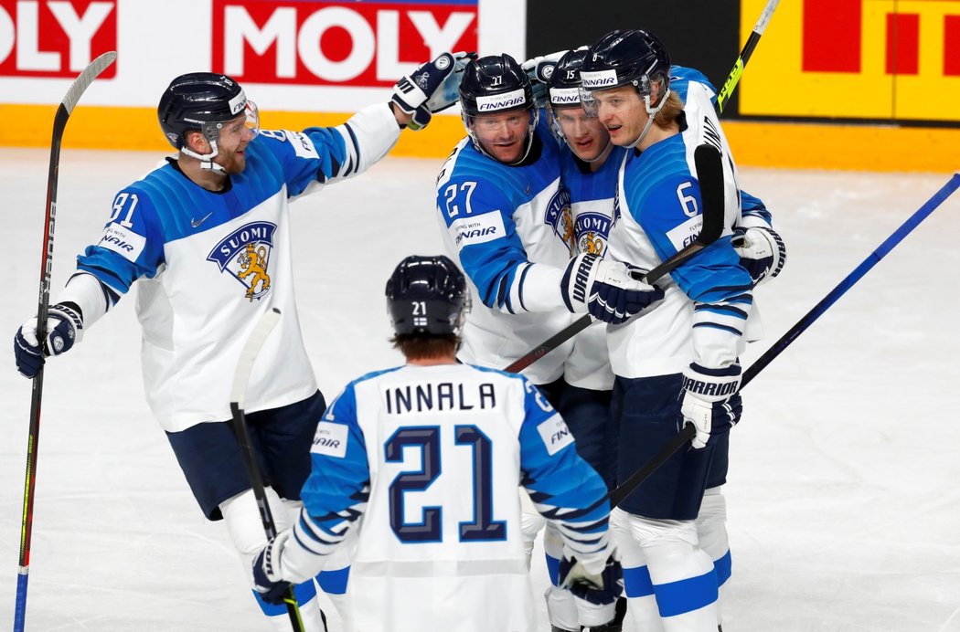 Finští hokejisté se radují ze vstřelené branky