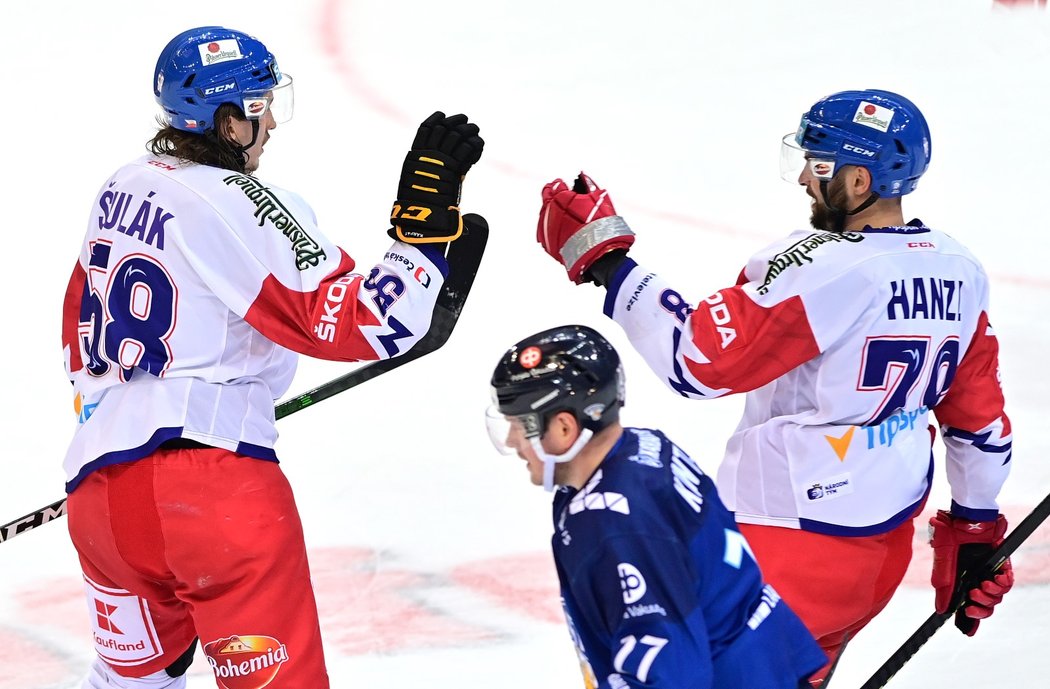 Reprezentační útočník Robin Hanzl (vpravo) gratuluje Liboru Šulákovi ke vstřelené brance