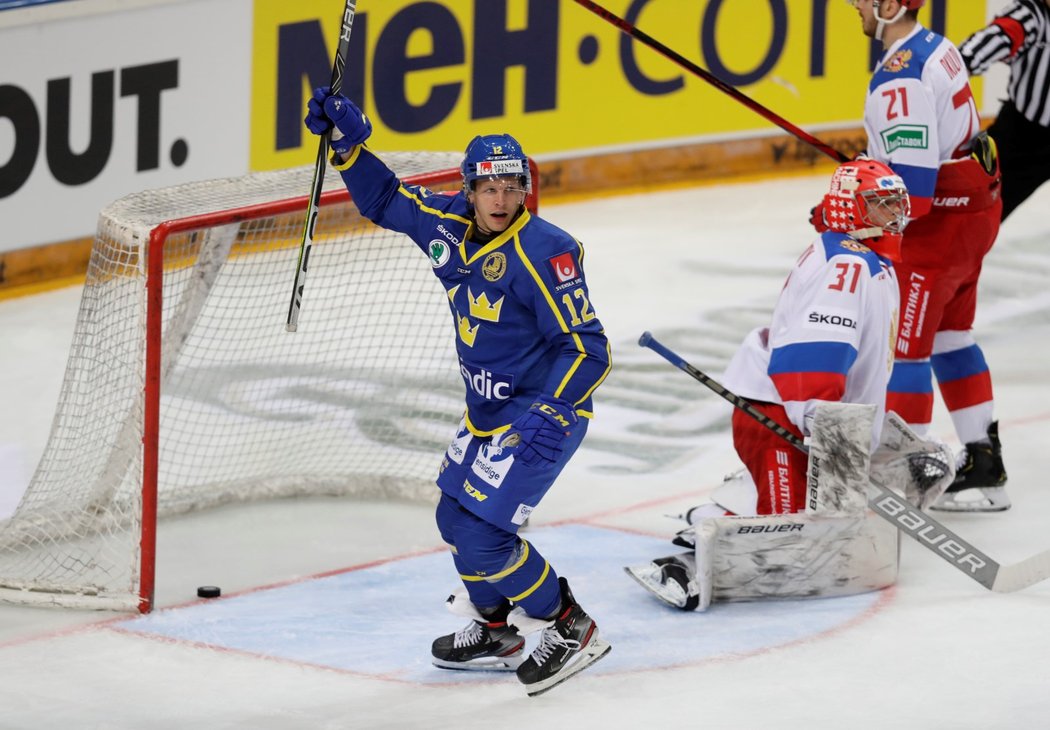 Švédský útočník Max Friberg se raduje z gólu do brány Ruska