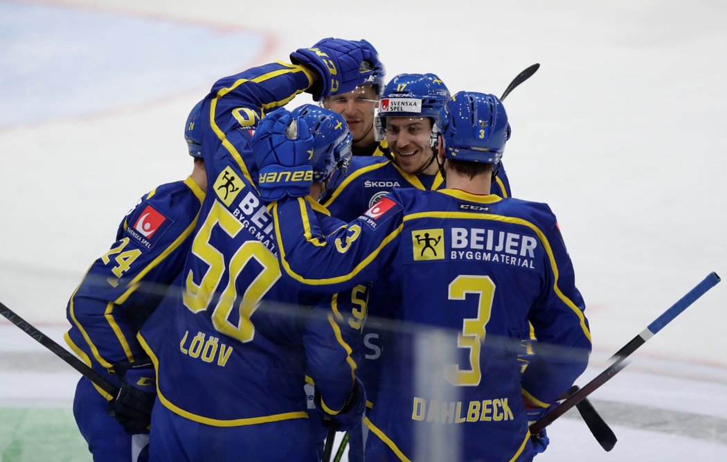 Švédští hokejisté se radují z gólu při Českých hokejových hrách