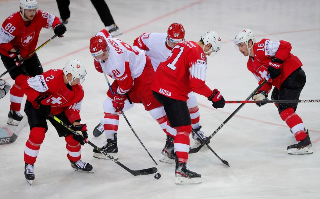 Souboj o puk mezi hokejisty Švýcarska a Ruska