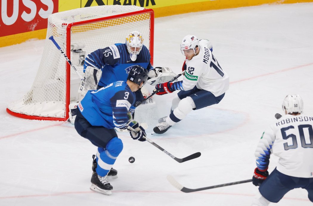 Finský gólman Jussi Olkinuora si hlídá americké soupeře