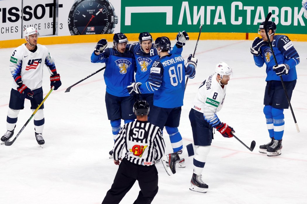 Finští hokejisté se radují ze vstřeleného gólu