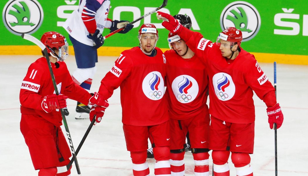 Ruští hokejisté se radují ze vstřelené branky