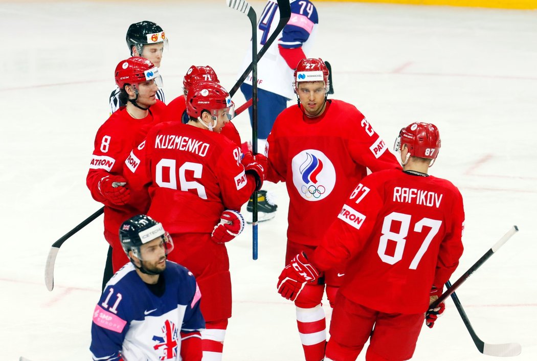 Rusové oslavují gól v zápase s Velkou Británií