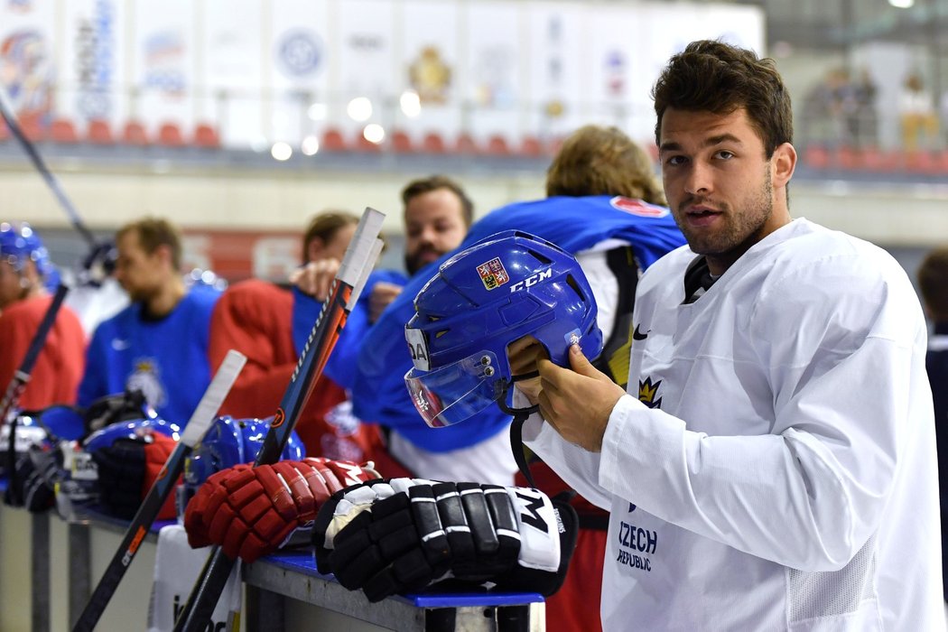 Dominik Simon na focení české  hokejové reprezentace