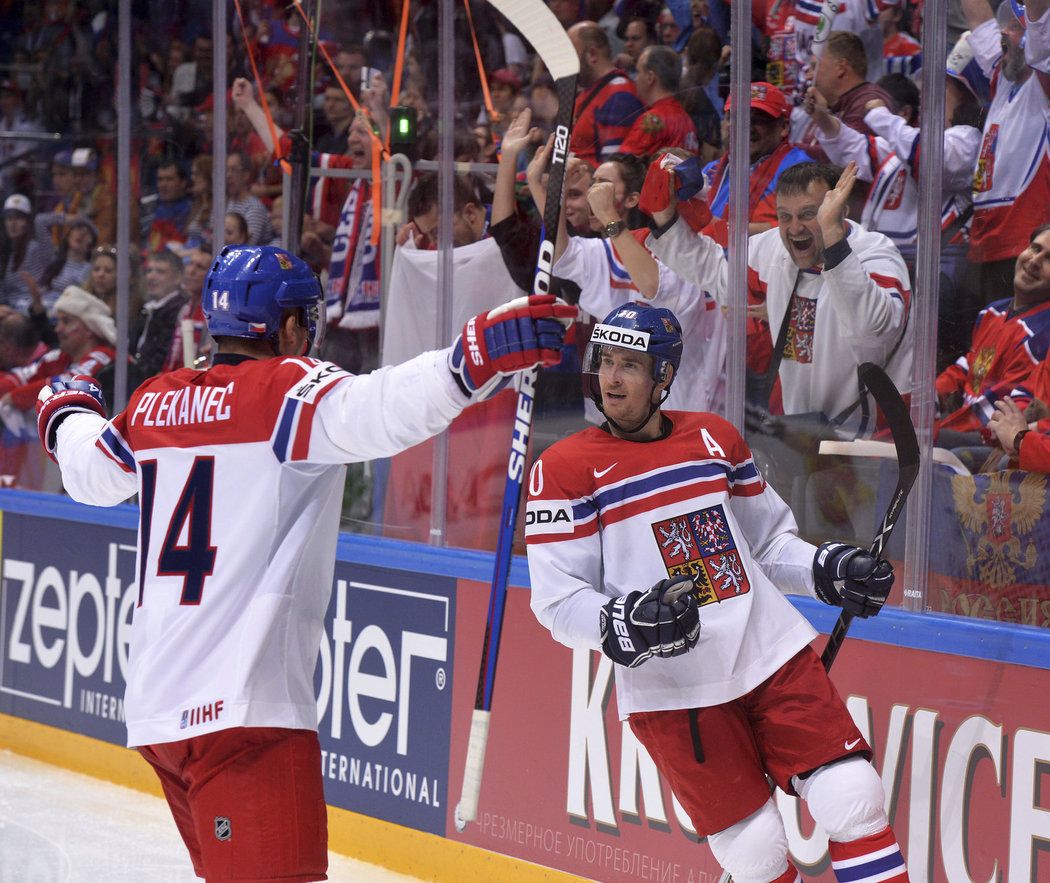 Tomáš Plekanec se jede radovat s Romanem Červenkou, který proti zvýšil na 2:0