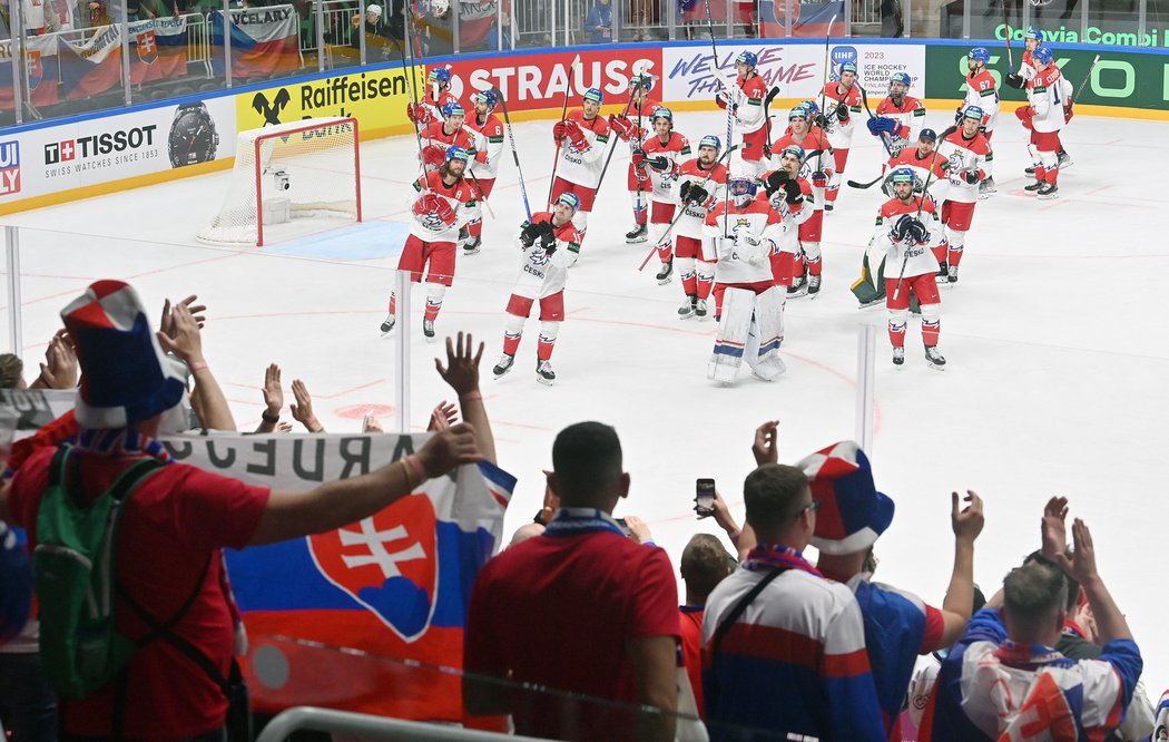Čeští hokejisté děkuji fanouškům za podporu
