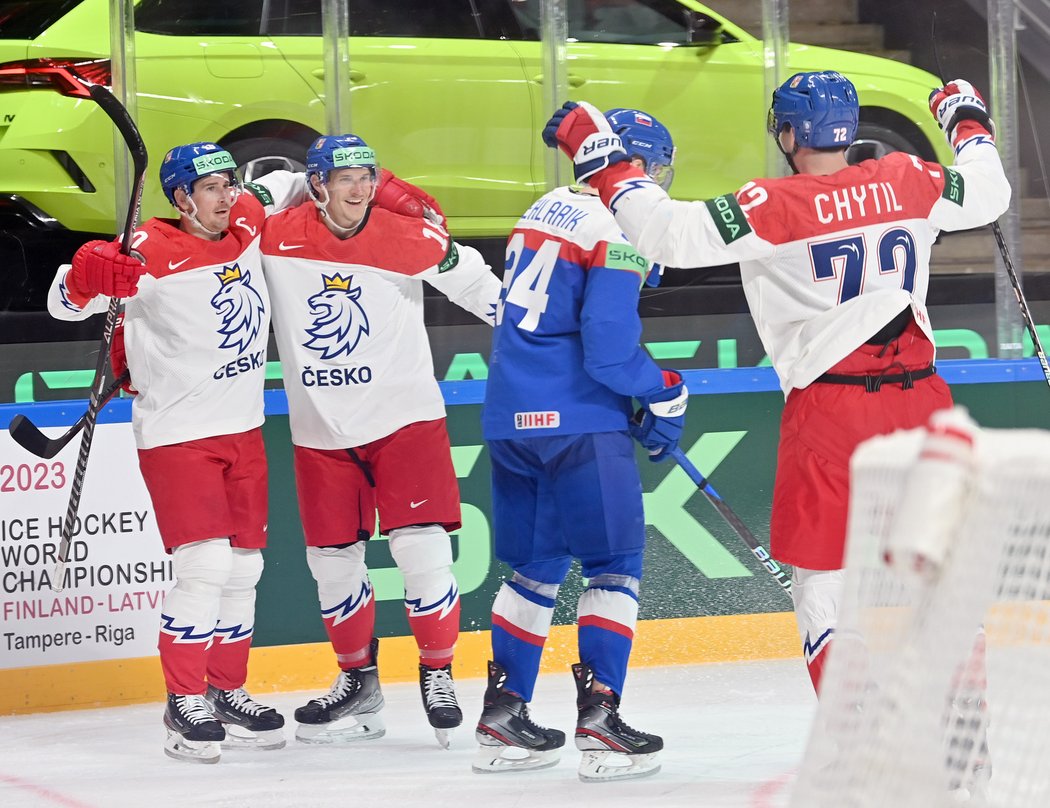 Čeští hokejisté slaví branku do sítě Slovenska