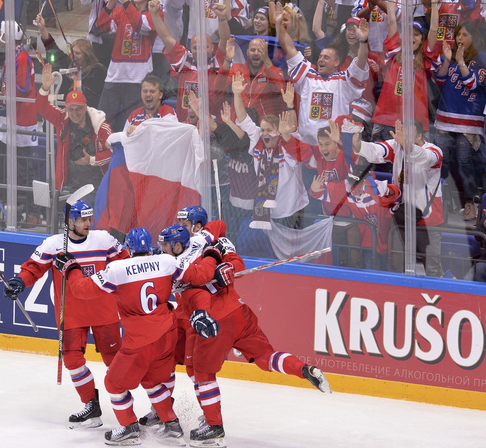 Čeští hokejisté (zleva) Jakub Jeřábek, Michal Kempný, Roman Červenka a David Pastrňák se radují před hloučkem českých fanoušků po gólu na 1:2 proti Švédsku