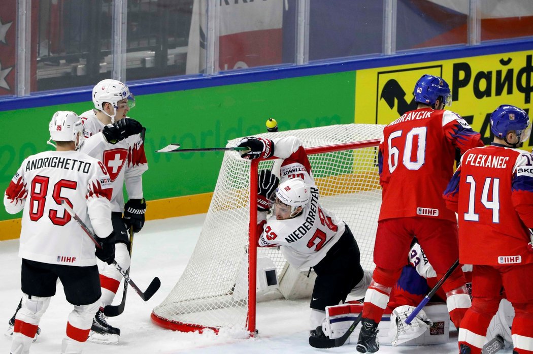 Souboj před brankou v utkání mezi Českem a Švýcarskem