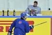 Dominik Furch odpočívá při středečním tréninku českých hokejistů před čtvrtfinále MS