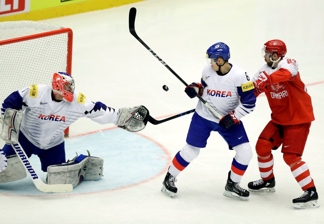 Jihokorejští hokejisté v utkání s domácím Dánskem na MS