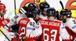 Rakouští hokejisté oslavují gól do běloruské sítě
