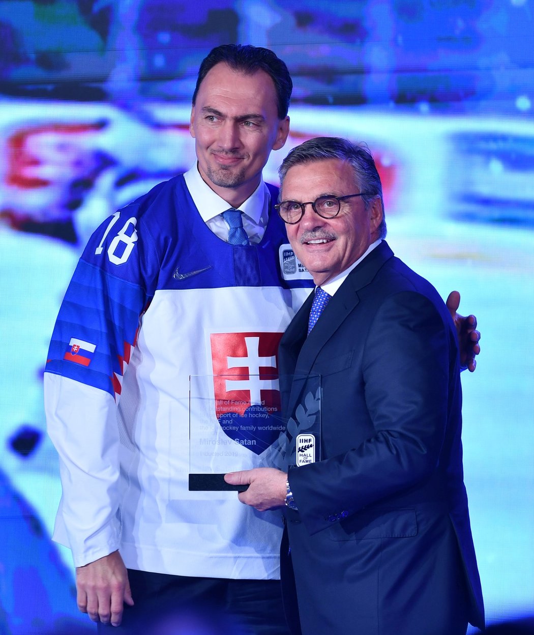 René Fasel uvedl do Síně slávy IIHF Miroslava Šatana