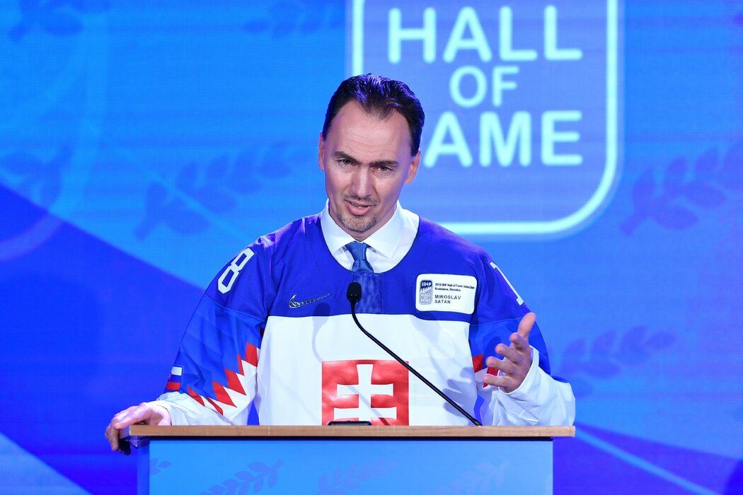 Prezident SZĽH Miroslav Šatan při projevu po uvedení do Síně slávy IIHF
