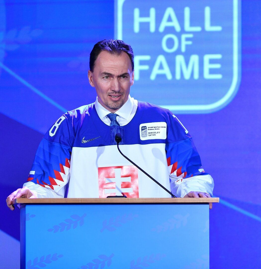 Prezident SZĽH Miroslav Šatan při projevu po uvedení do Síně slávy IIHF