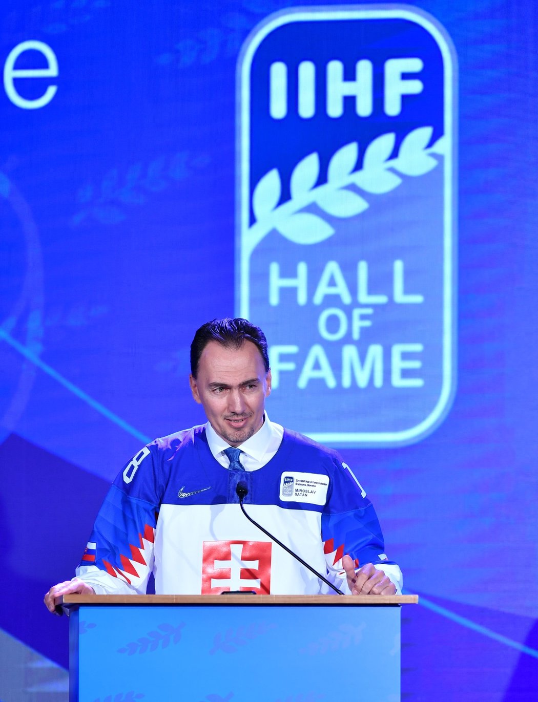 Miroslav Šatan při projevu po uvedení do Síně slávy IIHF