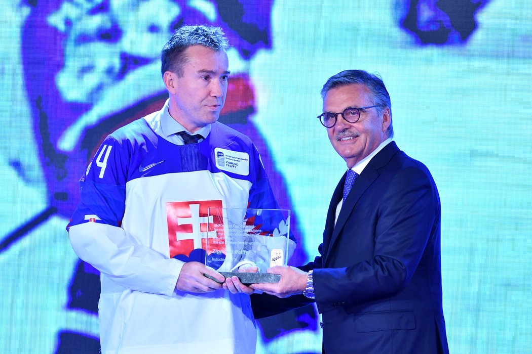 Žigmund Pálffy byl uveden do Síně slávy IIHF, ocenění mu předává René Fasel