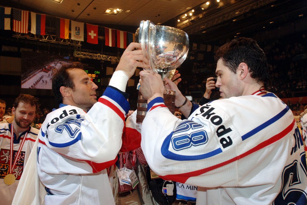 Martin Ručinský (vlevo) a Jaromír Jágr zvedají pohár pro mistry světa ve Vídni v roce 2005