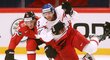 Švýcar Josi, jediný hráč ze zámořské NHL v týmu s helvétským křížem, v přetlačované s Voráčkem