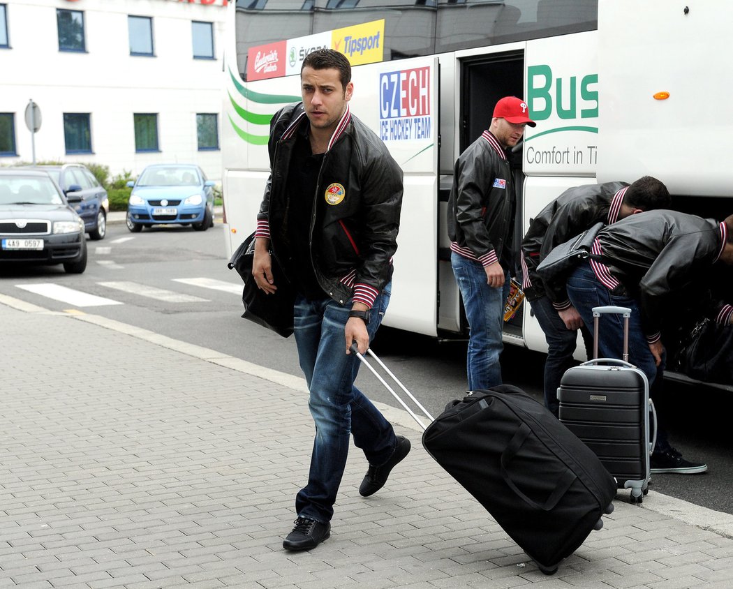 Ondřej Pavelec s českou reprezentací dorazil na letiště