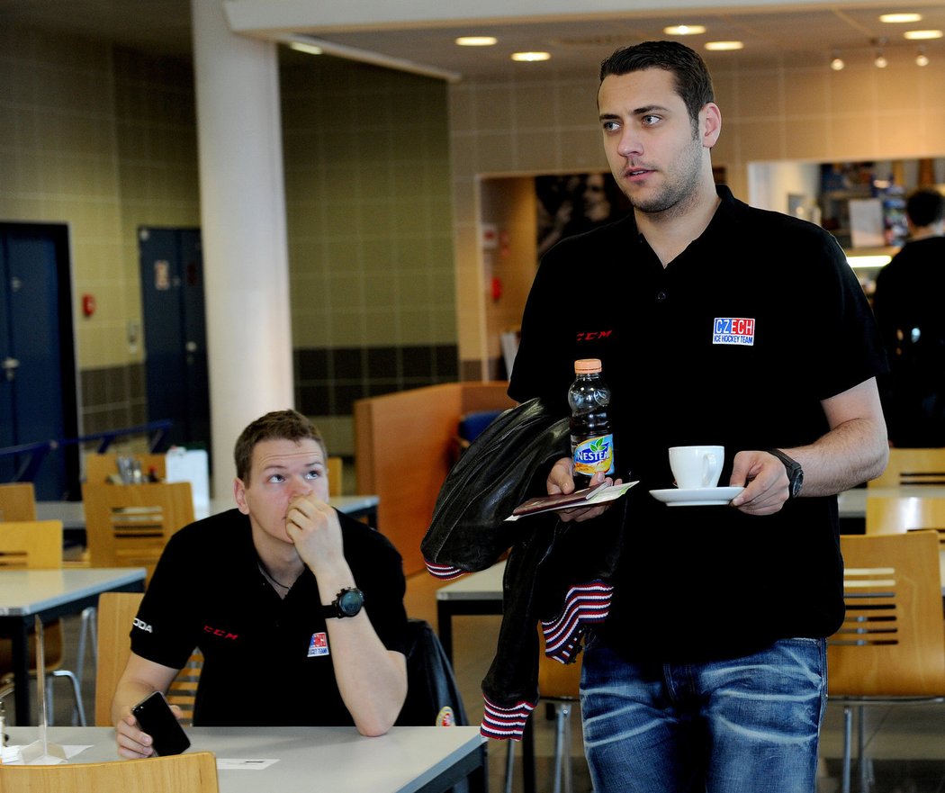 I brankář Ondřej Pavelec si před odletem na mistrovství světa dopřál kávu