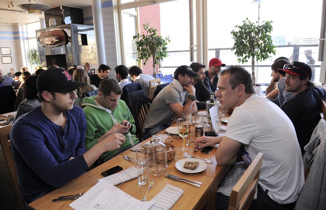 Společná večeře reprezentantů v Jimmys Marina Steak House. Ondřej Pavelec, Petr Hubáček a Jan Hejda