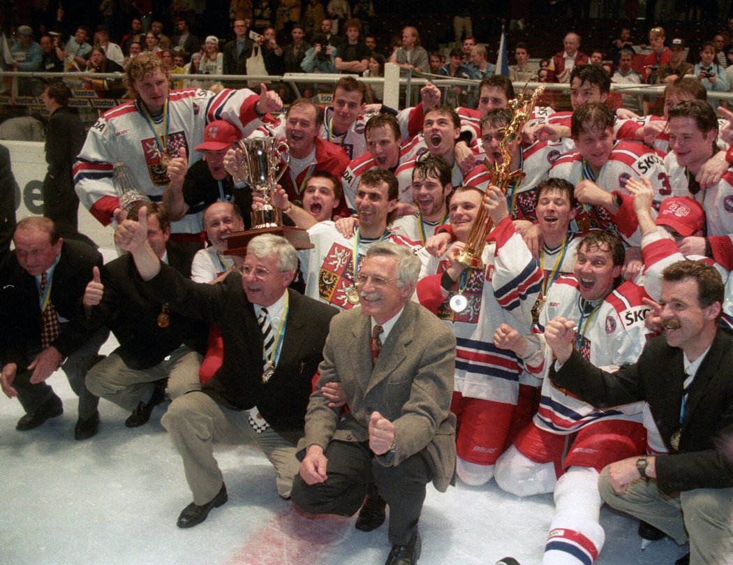 První zlaté medaile z MS v hokeji v historii samostatné České republiky ve Vídni 1996 slavil také tehdejší premiér Václav Klaus