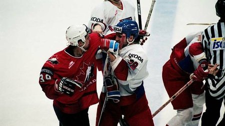 Z mistrovství světa v roce 1997, kde Češi vyhráli bronzové medaile, jsou památné hlavně brutální bitky s Kanaďany
