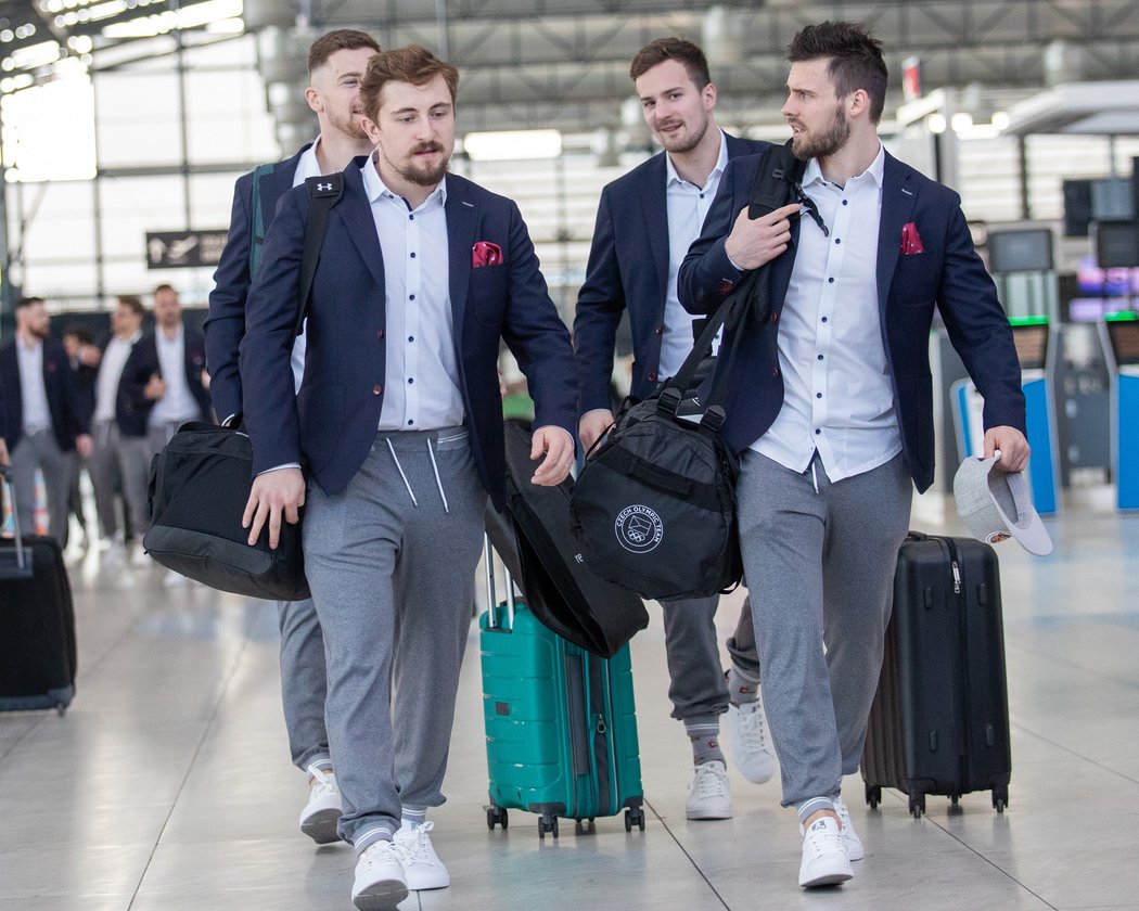 Čeští reprezentanti přicházejí na Letiště Václava Havla v netradičních teplákových kalhotách