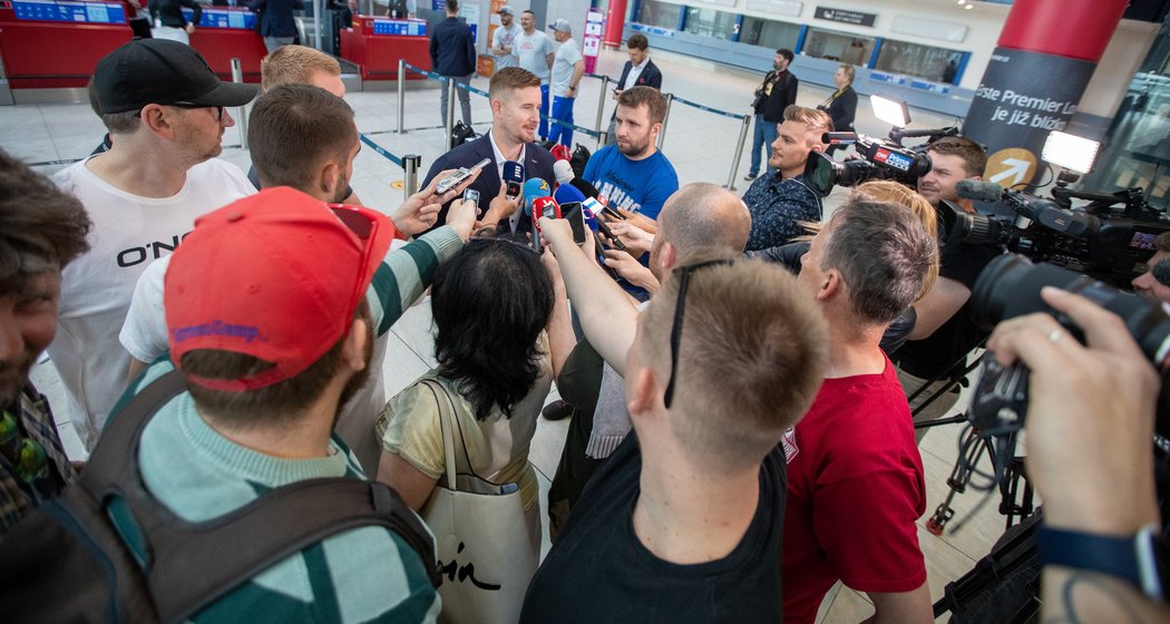 Kapitán hokejové reprezentace Roman Červenka odpovídá na dotazy novinářů