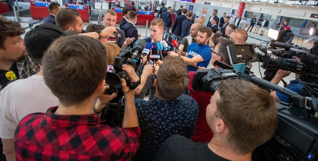 O brankáře Lukáše Dostála byl před odletem národního týmu na MS ve Finsku velký zájem ze strany novinářů