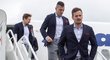 Čeští hokejisté v netradičních týmových teplácích vystupují z letadla po příletu do Tampere