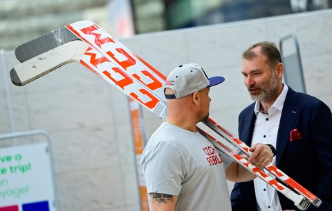 Kustod hokejové reprezentace Zdeněk Šmíd s vybavením na letišti