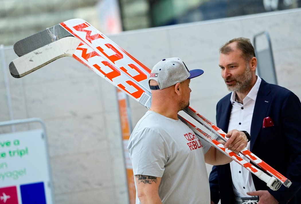 Kustod hokejové reprezentace Zdeněk Šmíd s vybavením na letišti