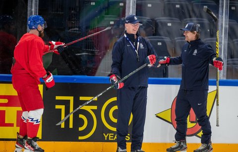 Na prvním tréninku v dějišti mistroství světa byli i reprezentační trenéři Kari Jalonen (uprostřed) a Martin Erat