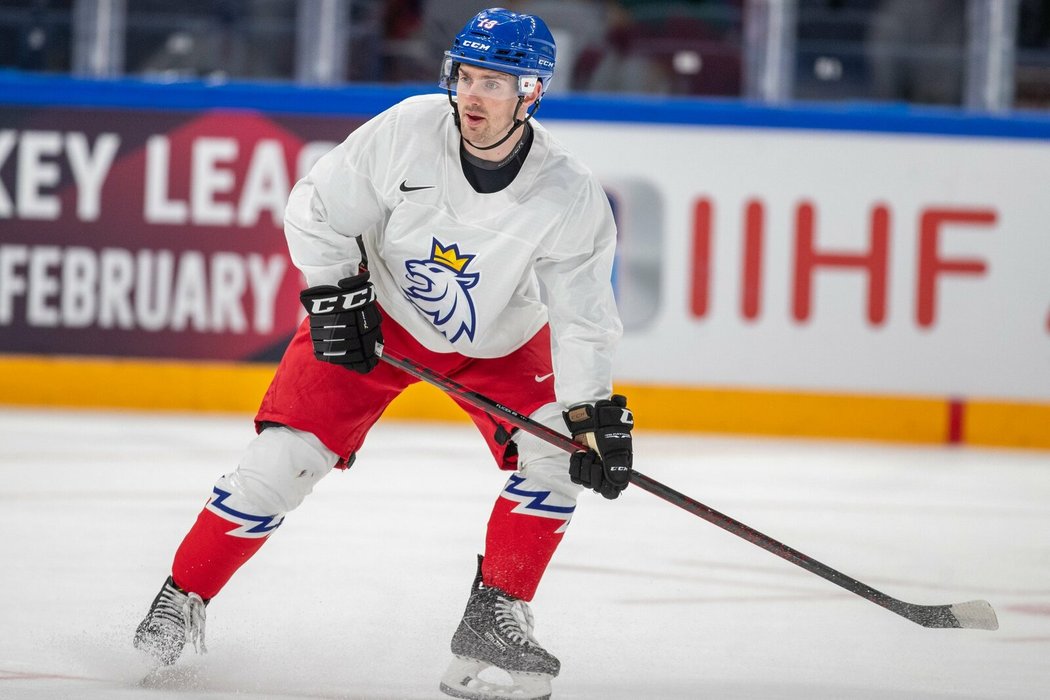 Český útočník Jakub Flek na tréninku hokejové reprezentace v Tampere