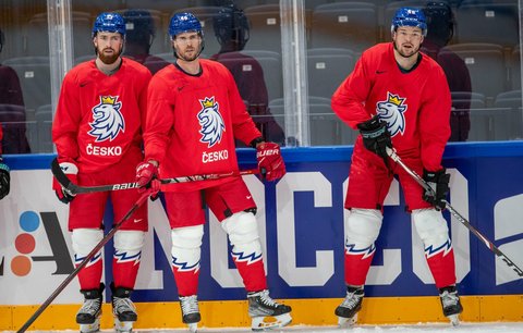 Čeští reprezentanti (zleva) Filip Hronek, David Krejčí a Tomáš Hertl již trénují s týmem v Tampere