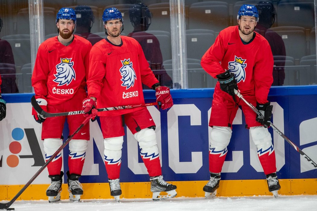 Čeští reprezentanti (zleva) Filip Hronek, David Krejčí a Tomáš Hertl již trénují s týmem v Tampere