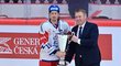 Kapitán národního týmu Roman Červenka přebírá pohár pro vítěze Švédských her