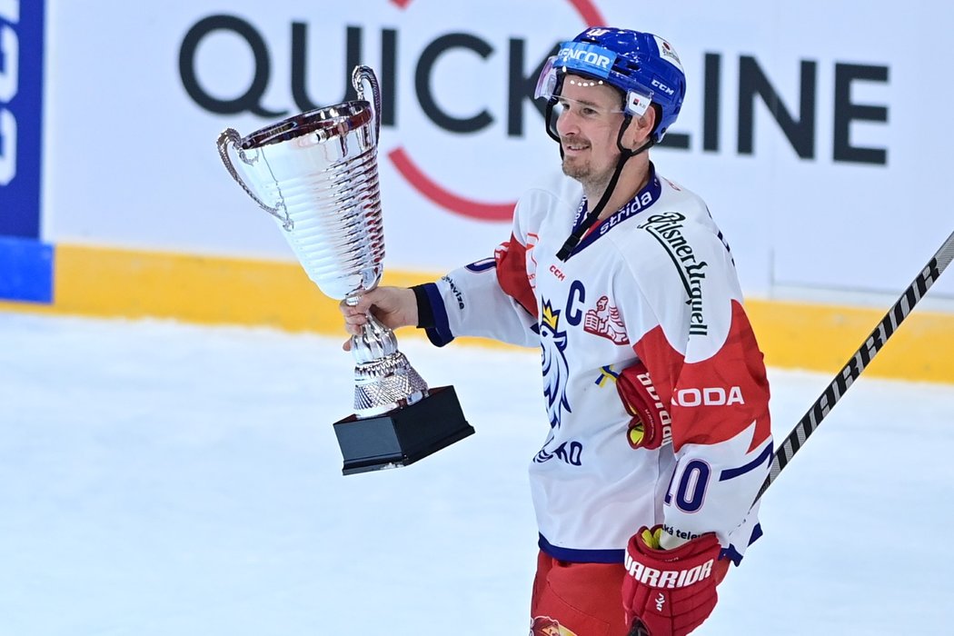 Reprezentační kapitán Roman Červenka s pohárem pro vítěze Švédských hokejových her