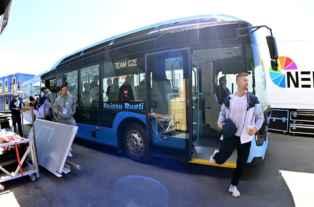 Nejen čeští hokejisté jezdí autobusem od hotelu v Tampere k Nokia Areně