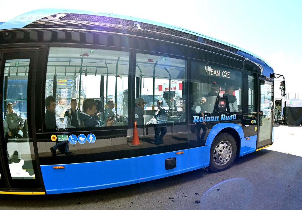 Autobus přiváží české hokejisty k hale v Tampere