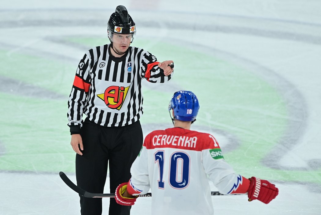 Rozhodčí vylučuje Romana Červenku v zápase s Finskem