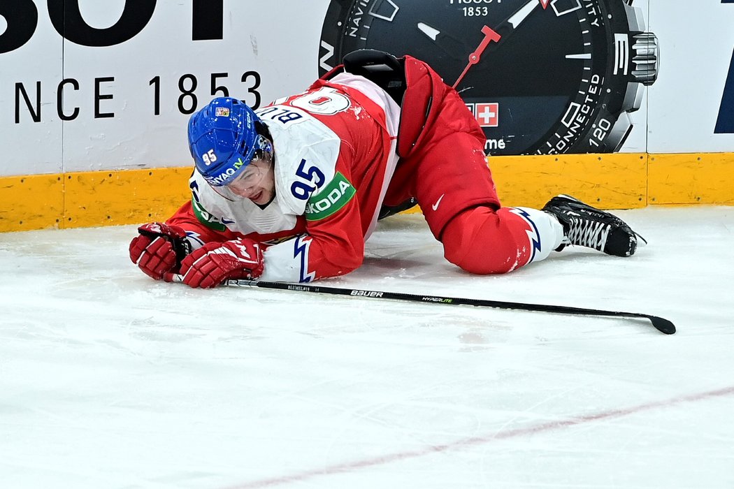 Reprezentační útočník Matěj Blümel po těžkém zásahu do hlavy od norského soupeře