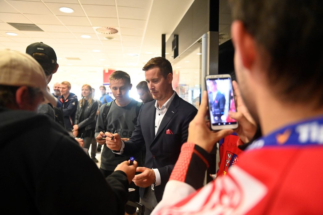 Kapitán hokejové reprezentace Roman Červenka rozdává podpisy po příletu z Tampere