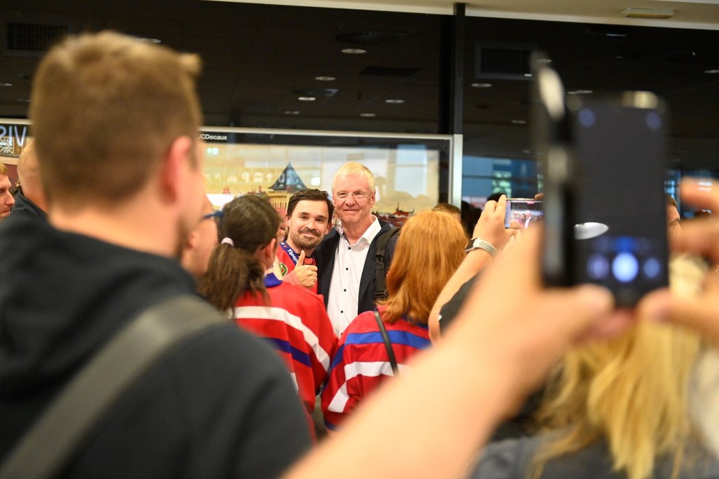 Trenér národního týmu Kari Jalonen se fotí s fanoušky